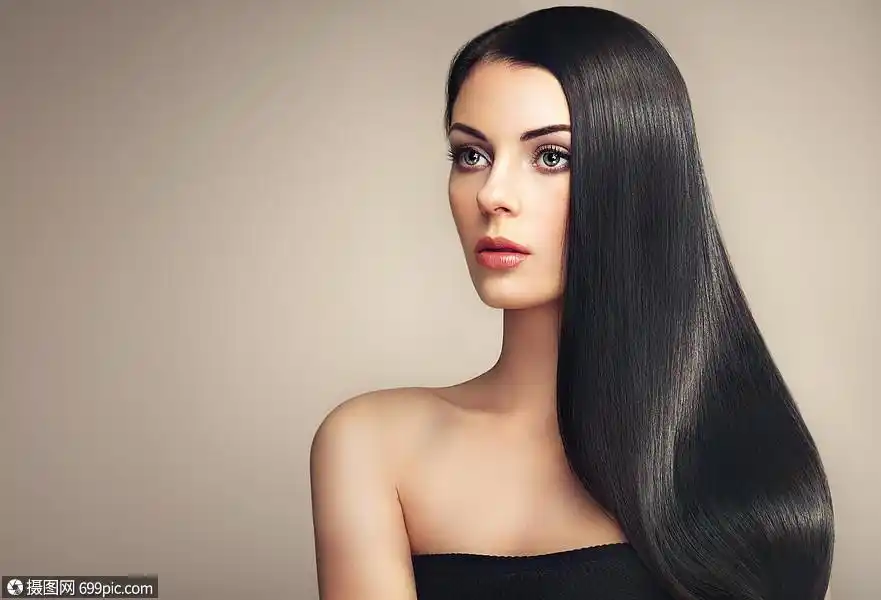 长着光滑头发的漂亮女人化妆发型完美的女孩模特黑发,完美健康的黑发