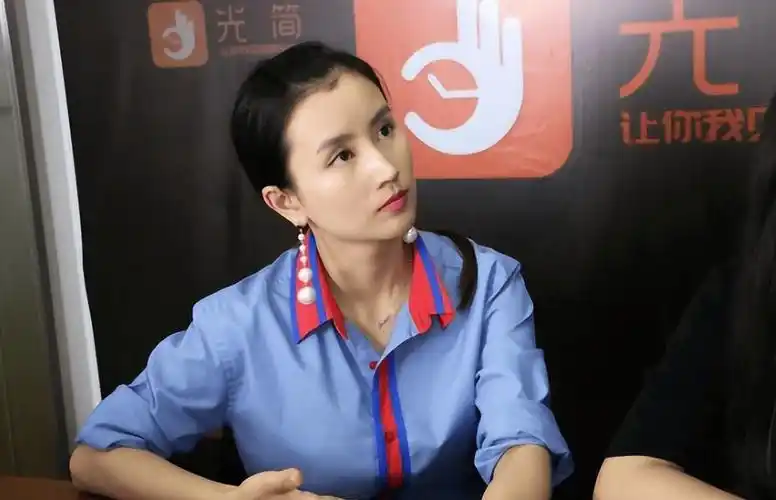 上海主持伏玟晓:一婚嫁恋综男嘉宾,二婚嫁富豪,如今成人生赢家_薛斌