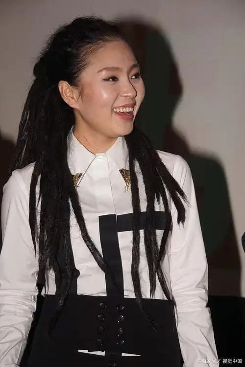 毕夏丧夫后首露面,身形消瘦显憔悴,老公刚去世就开演唱会引热议