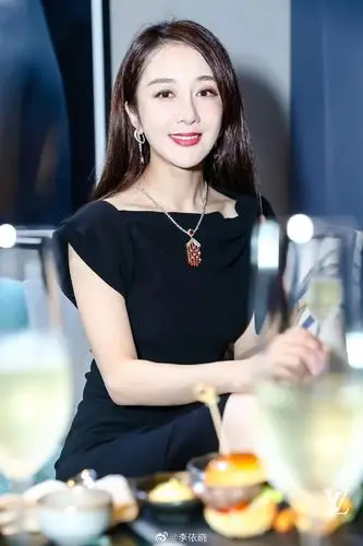 美女演员李依晓迷人美照真好看