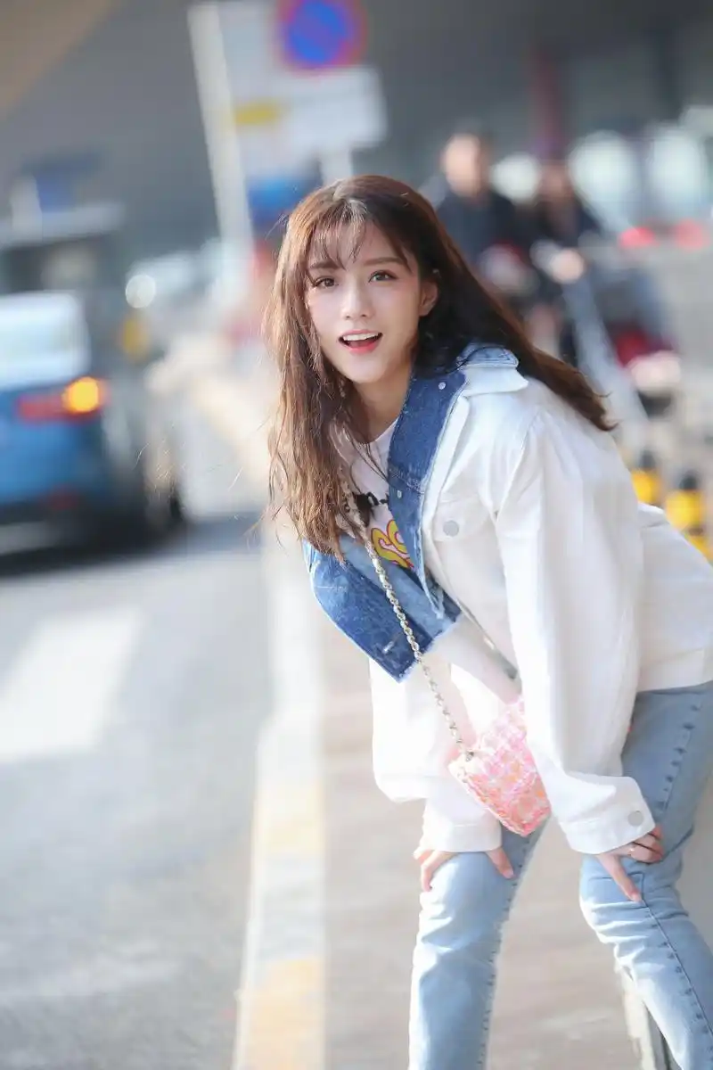 卫衣|"白富美"陈意涵私服超会穿,贝雷帽打造复古高贵,元气美少女