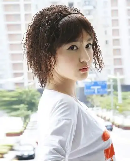 女生甜美短发玉米烫发型图片