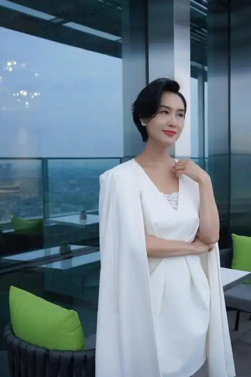 又一冻龄女神诞生,48岁朱茵穿礼裙,小腿纤细看着还像小姑娘_网易订阅