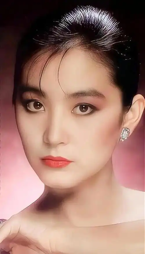 ",在她事业最当红的年代,林青霞无疑是中国电影圈中最受追捧的女演员