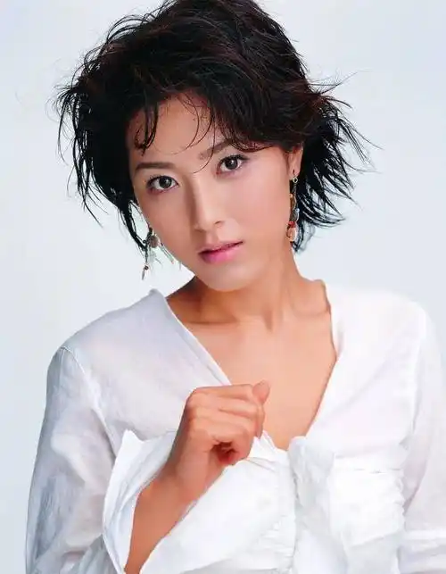 或许正是因为曾黎佛系的态度,才会状态如此年轻吧!