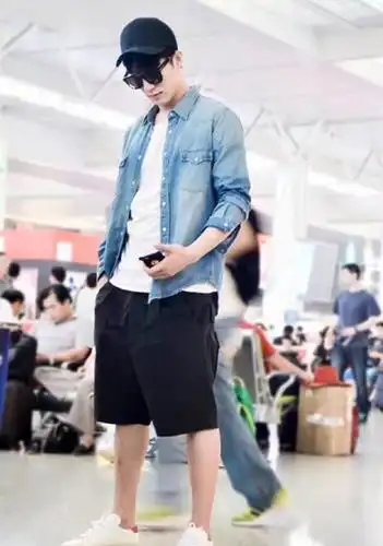 黄景瑜军绿色马甲,搭同色系运动短裤,简直就是行走的荷尔蒙