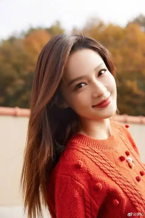 来自冬日暖色调的李沁,红色毛衣张扬热情,笑容甜美……_样子_憧憬