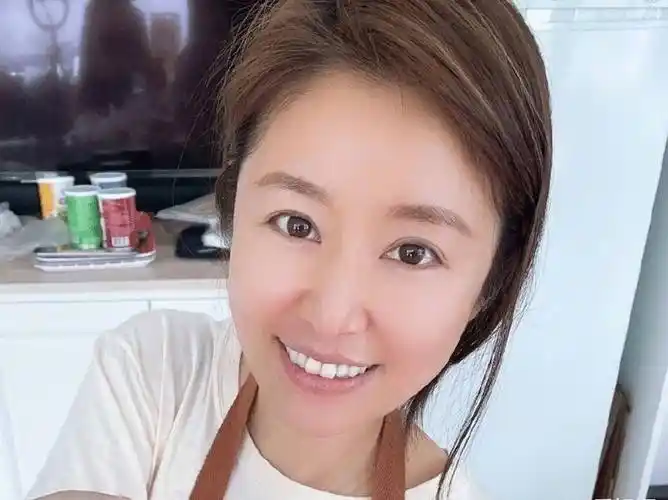 45岁林心如晒纯素颜照,照片放大三倍后,皮肤上的瑕疵显露无疑_女明星