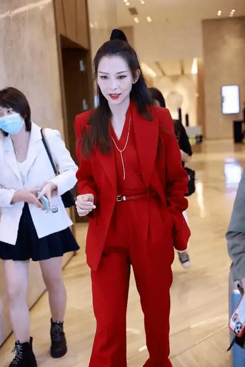 蔡少芬不愧是香港小姐红色西装套装时髦又潇洒人美性格爽