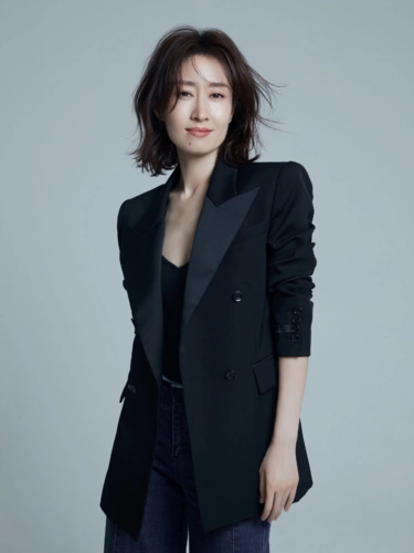 45岁刘敏涛气质太绝了,"长裙"造型惊艳又妩媚,比西装更拉风