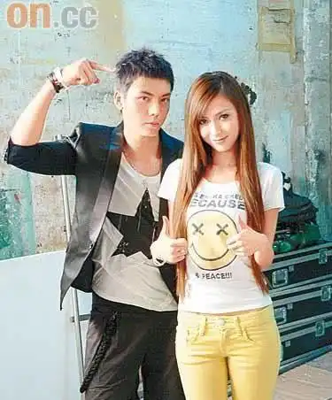 她的前男友就是现在的香港著名的男星陈伟霆,杨颖和陈伟霆走到一起的