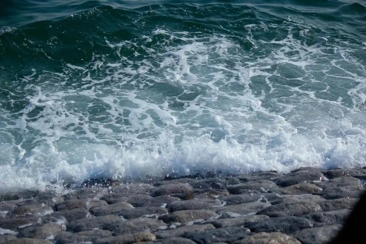我永远为青岛海的浪漫心动 海浪微波 湛蓝到沁人心脾 像 - 抖音