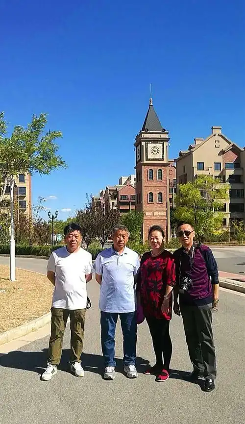 小区庭院里和李氏兄弟合影