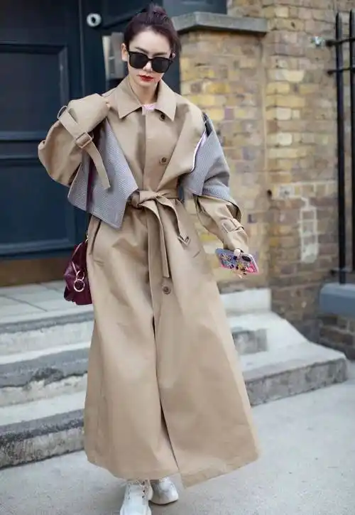 原创戚薇又现超模式穿搭长款大衣配老爹鞋用腰带来提高腰线