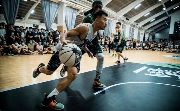 长相似林丹 球场称渣男 董康潮 身高:172cm 路人王北京站冠军,洋葱哥