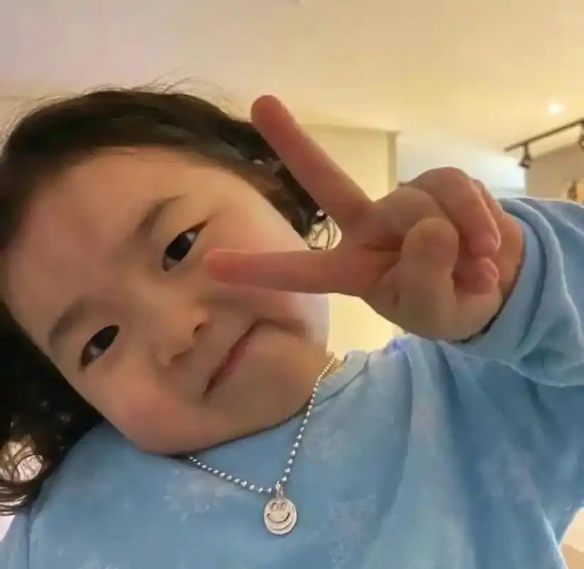 黄夏温 #萌娃 #治愈系笑容 #表情包 #哈温 比耶比心捂 - 抖音