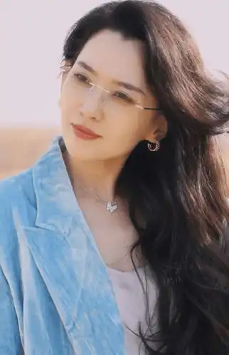 森林北旧照曝光,与前夫合影甜蜜,是华晨宇迷妹,与汪峰双双沉默