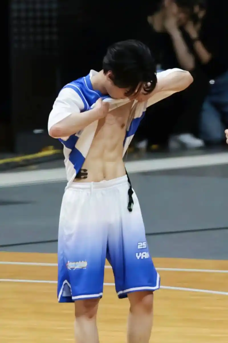 严浩翔你……#严浩翔 #腹肌 - 抖音