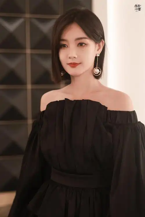 李一桐夜色氛围感大片##李一桐黑色一字肩