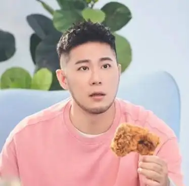 他的最著名的前任女友是歌手徐佳莹,但两人的感情仅维持了2年就遗憾地