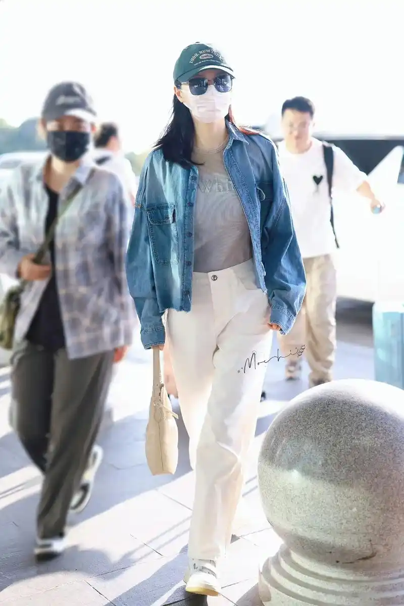 景甜 #机场穿搭  光照在她身上的那一刻,同样也照进我的心 - 抖音