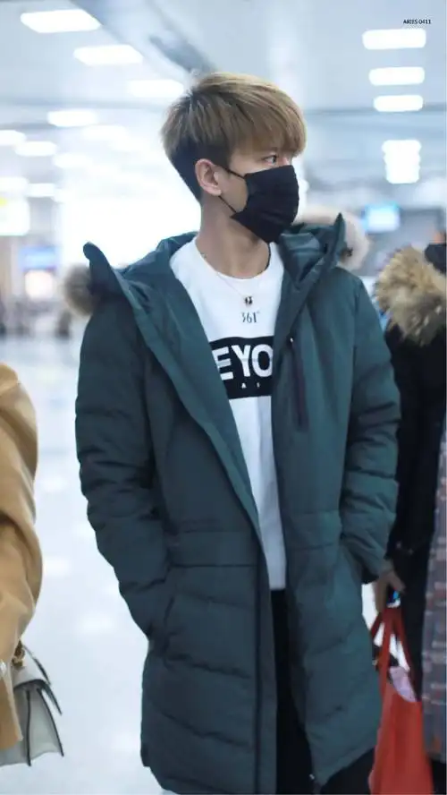 任嘉伦戴口罩手捧鲜花穿黑色羽绒服现身机场