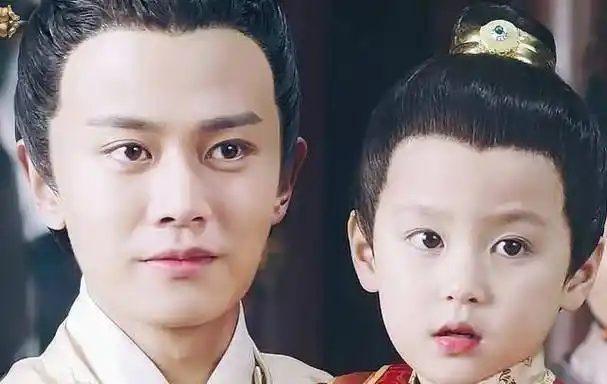 任嘉伦"儿子"长大,拥有大长腿十分霸气,撞脸鹿晗被赞初恋男神_董泽宸