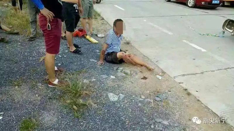 新宁这段路又上演惊心车祸,一台新车连撞两摩托,飞出马路十多米远