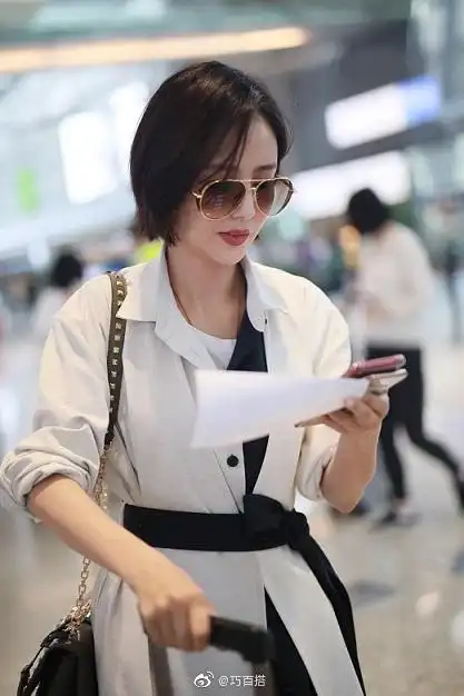 佟丽娅现身机场,精致短发帅气干练