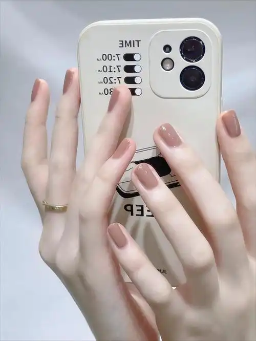 这款低调奶茶色指甲油,让你在学校和职场焕发温柔气质