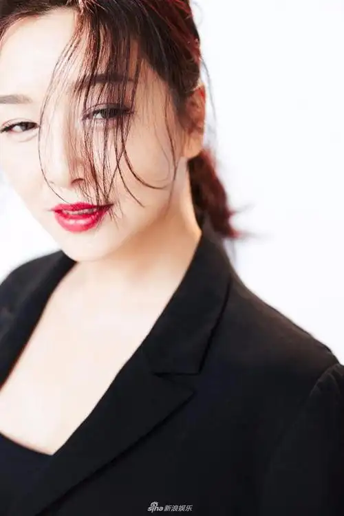 江珊最新时尚大片 柔美干练