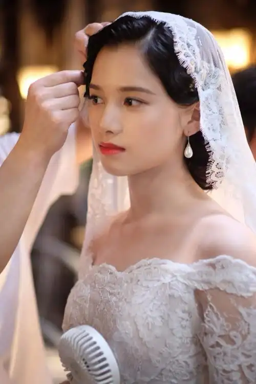 一见倾心开启虐心张婧仪复古婚纱造型温婉大气