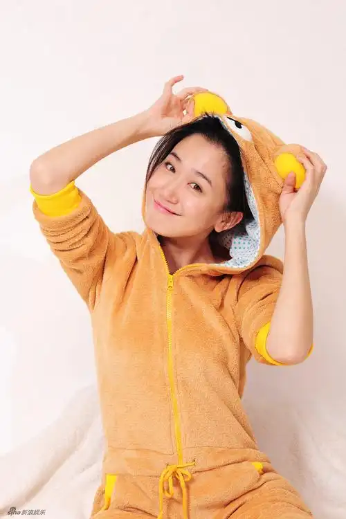 近日,一向以优雅甜美形象示人的女演员司光敏曝光了一组居家自拍写真