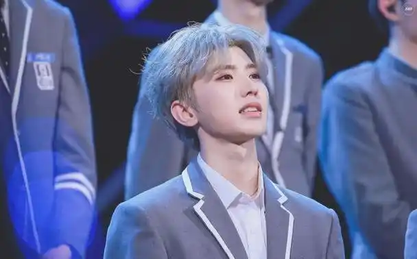 蔡徐坤爱随身带湿巾,方便随时擦擦身上的灰.