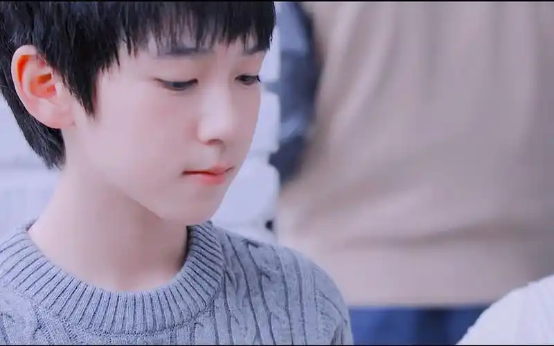 【贺峻霖 || 小凉生】"有谁欺负你了吗"他的眼神给我一种悲悯万物的