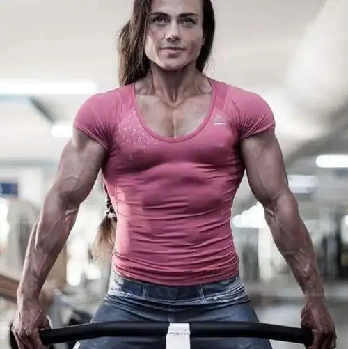 作为女生也不必追求腹肌,除非是专业女运动员,能将自己的体脂刷到很低