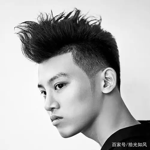 年轻帅小伙配得上这样的发型,谁年轻的时候不帅酷一把.