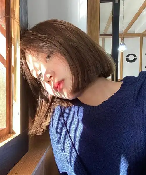 短头发女孩最喜欢的奶茶色