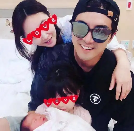 贺军翔被曝与酒店辣妹热吻狗仔有切实证据经纪人沉默不作回应