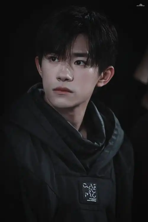 易烊千玺成都活动怼脸拍,谁不说一句这五官好绝