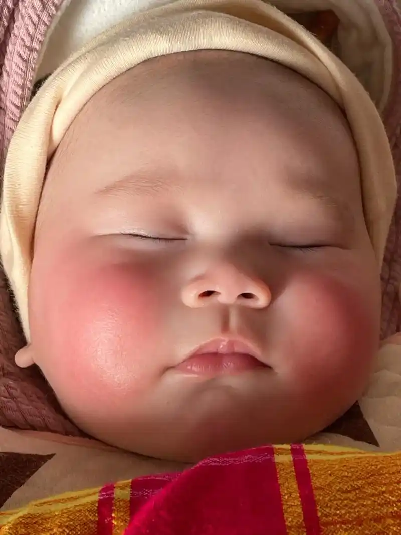 小宝宝太好rua 了吧……晚上哄完女儿睡觉,翻起以前的照片, - 抖音