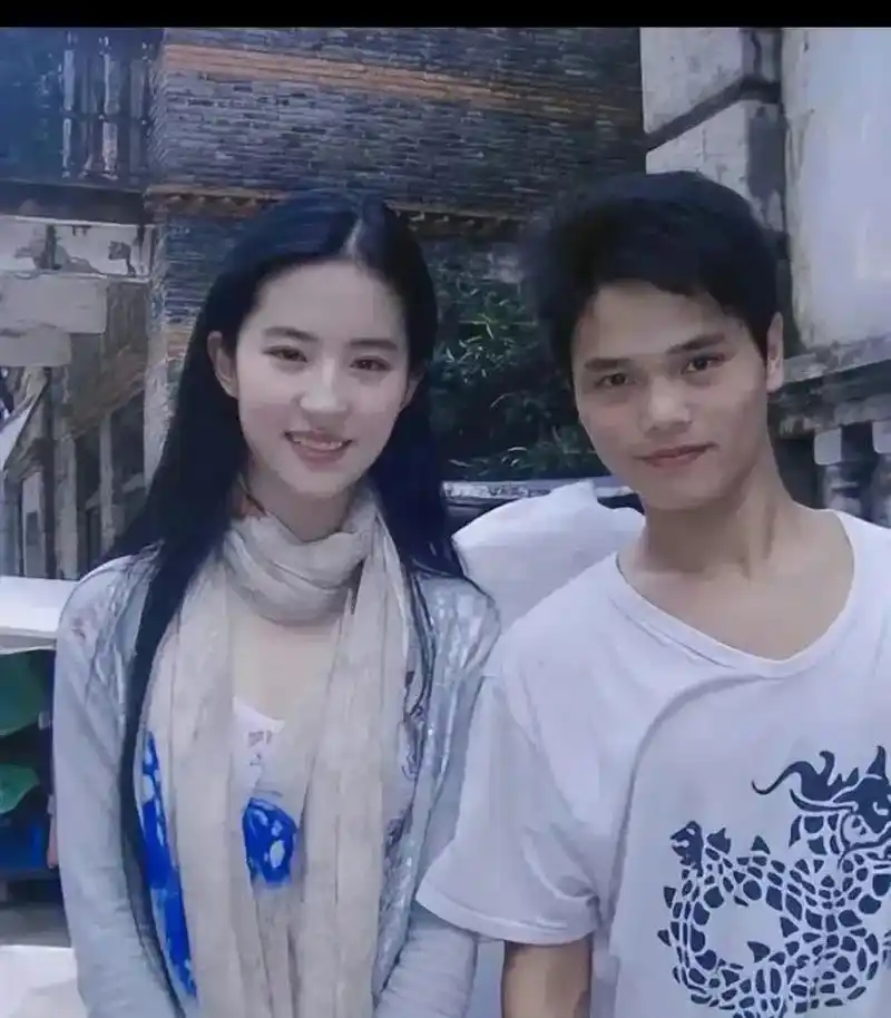 真羡慕他们,能和刘亦菲合影16