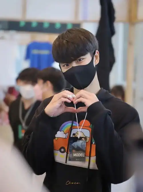 ohm陈炳林可是他对我比心哎