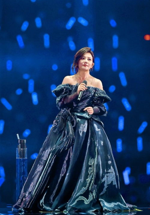 梁静茹离婚后首办演唱会唱分手快乐泪洒舞台前夫男友缺席