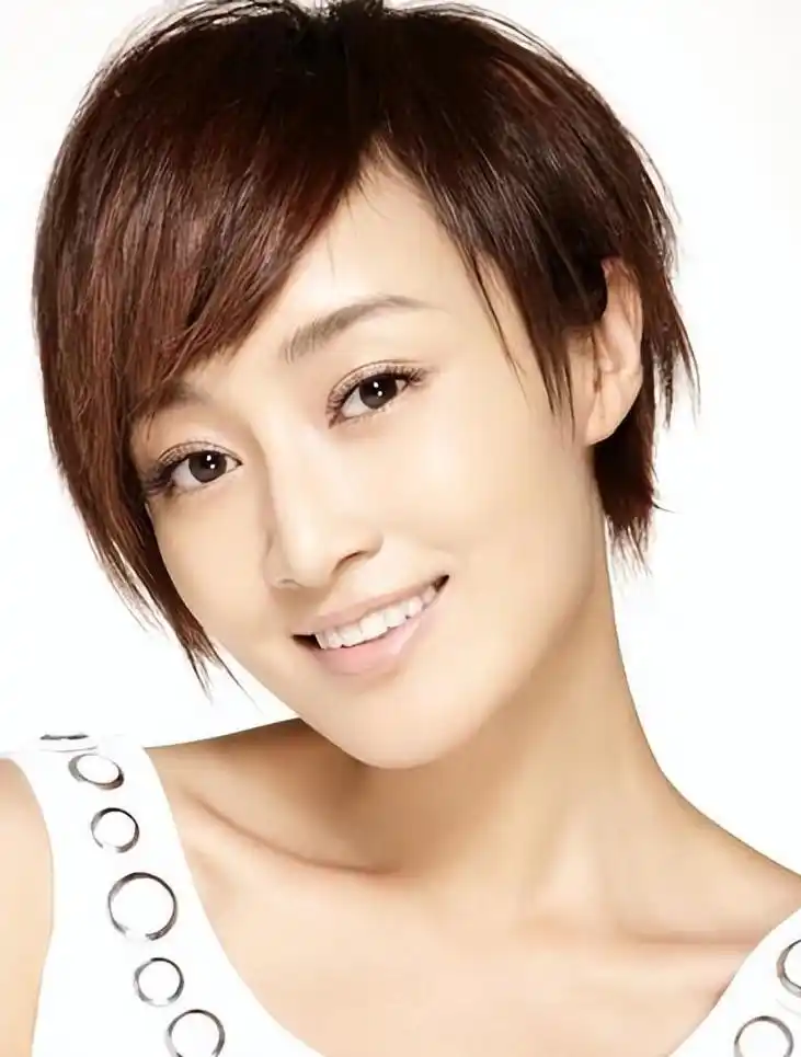 女演员赵子琪:24岁主持春晚,嫁给路金波,46岁被宠成宝