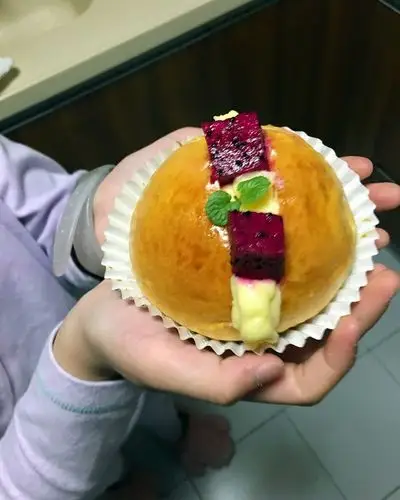 晴儿829做的手揉版卡仕达草莓奶油小面包