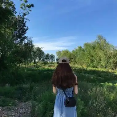 女生剪刀手背影头像高清青春阳光的唯美女生头像背影举剪刀手图