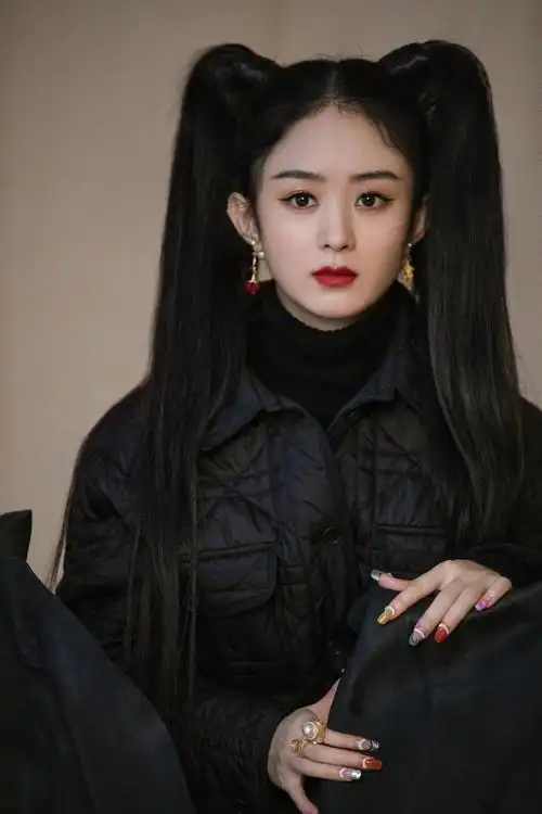 赵丽颖 时尚大片 双马尾造型 搭配黑色look冷艳又俏皮 酷感十足