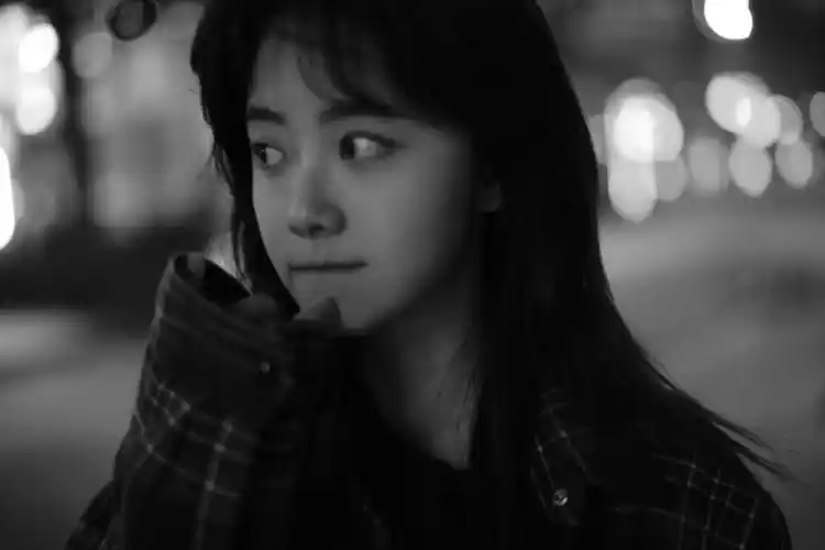 谭松韵最新写真 黑白画面定格冬日温柔