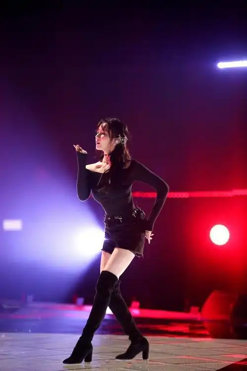 陈小纭惊艳姐姐初舞台超短裤长筒靴打扮挺有女团风能站c位吗